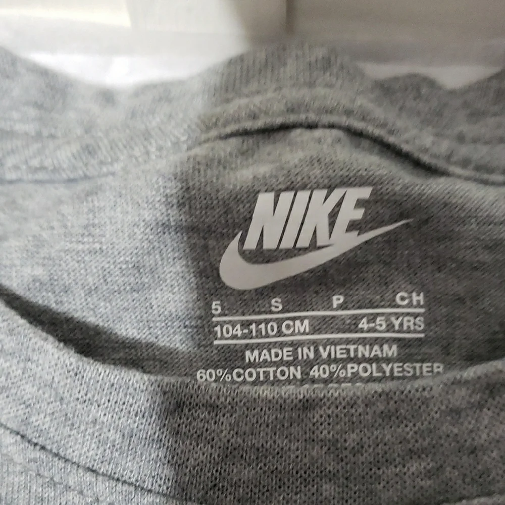 Nike T-Shirts in Gray, Black,‎ and Red with Green Kid's 4-5 5 Tee's /Shorts (6)